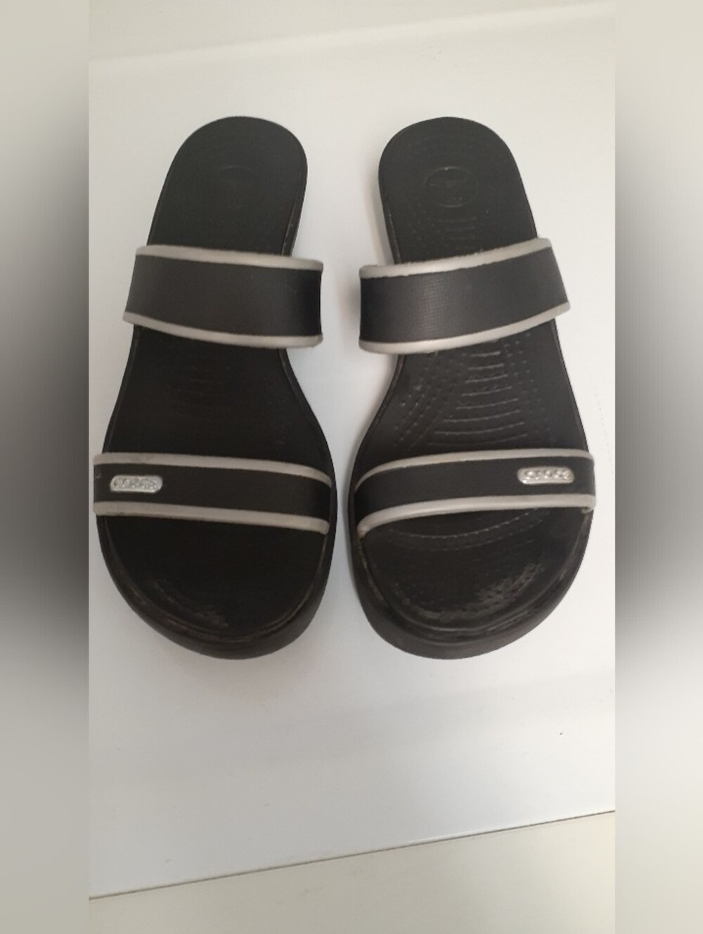 Black/gray Crocs slip on sandals - size 8